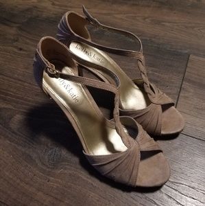 Kelly & Katie taupe t-strap, peep toe heels sz 7.5